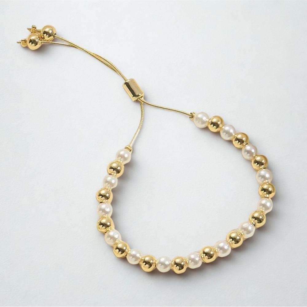 Elegant Gold and Pearl Bracelet